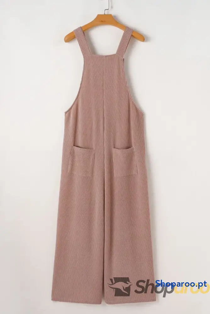 Macacão largo com alças ajustáveis e pernas largas