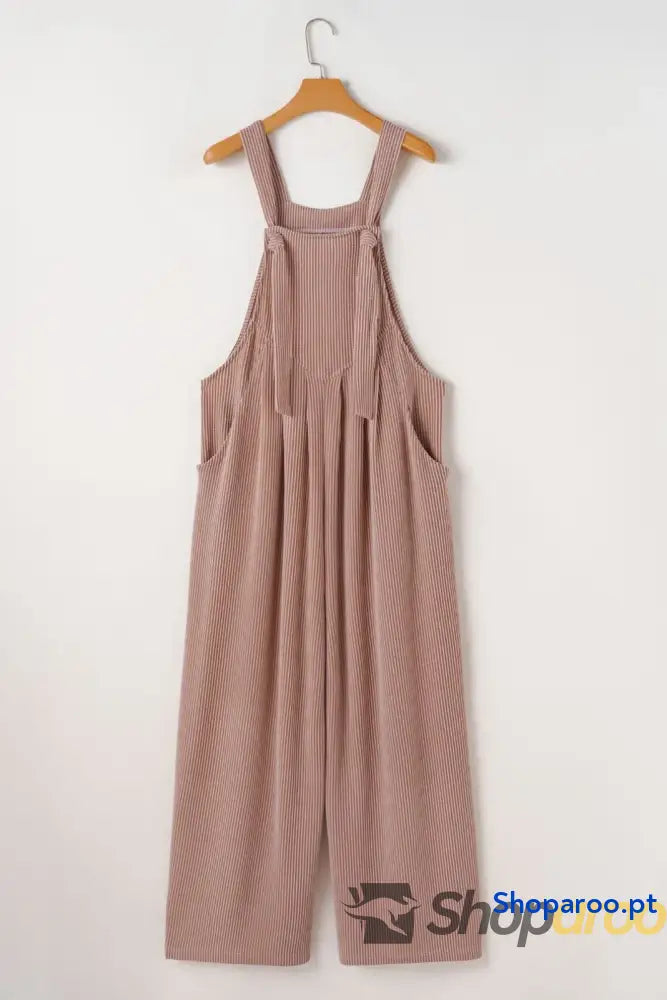 Macacão largo com alças ajustáveis e pernas largas