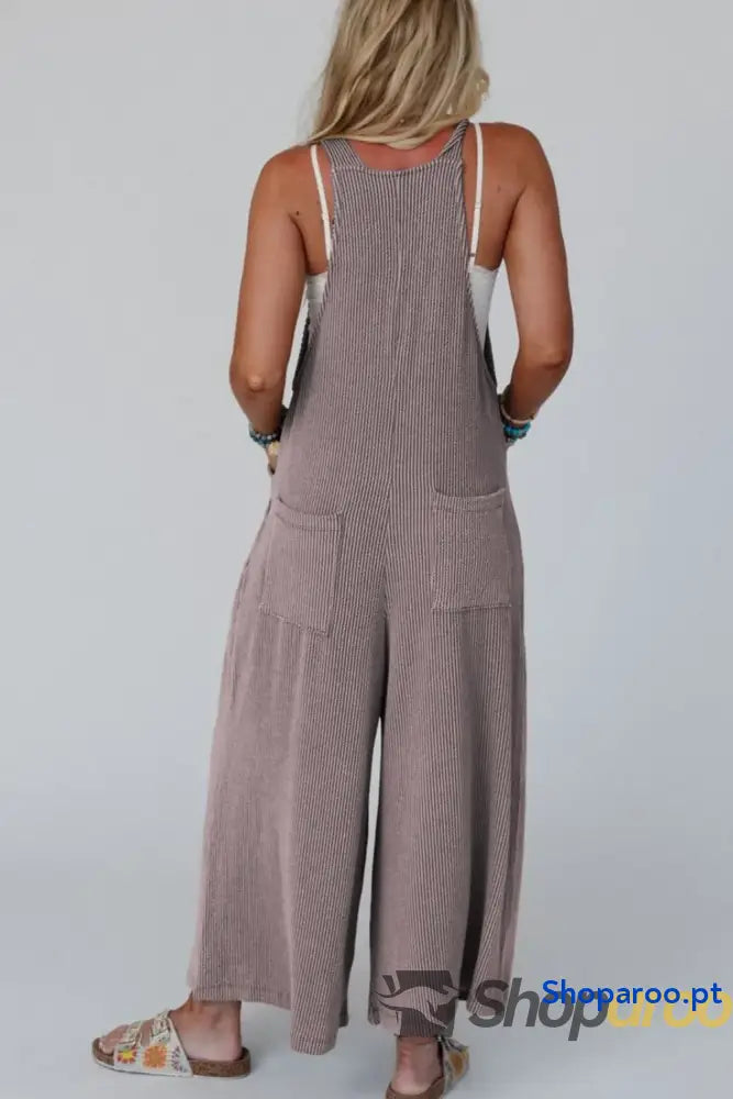 Macacão largo com alças ajustáveis e pernas largas