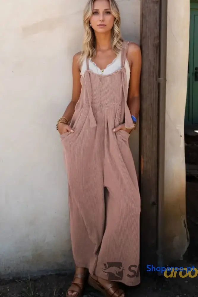 Macacão largo com alças ajustáveis e pernas largas