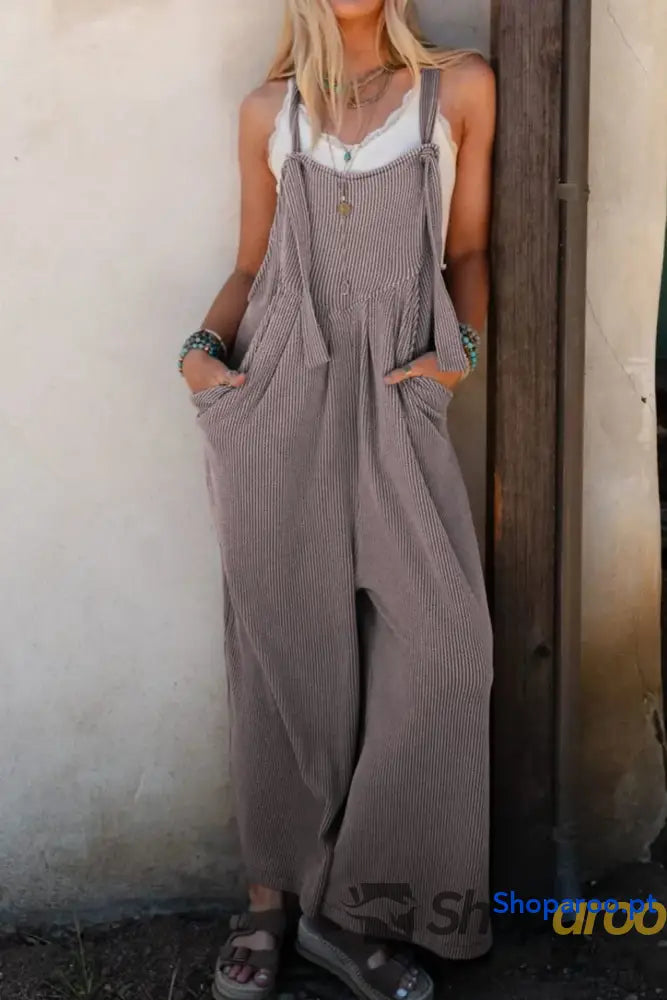 Macacão largo com alças ajustáveis e pernas largas