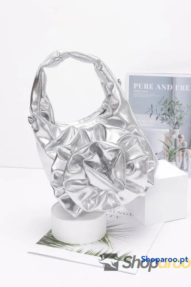 Bolsa metálica com alça grande em forma de flor