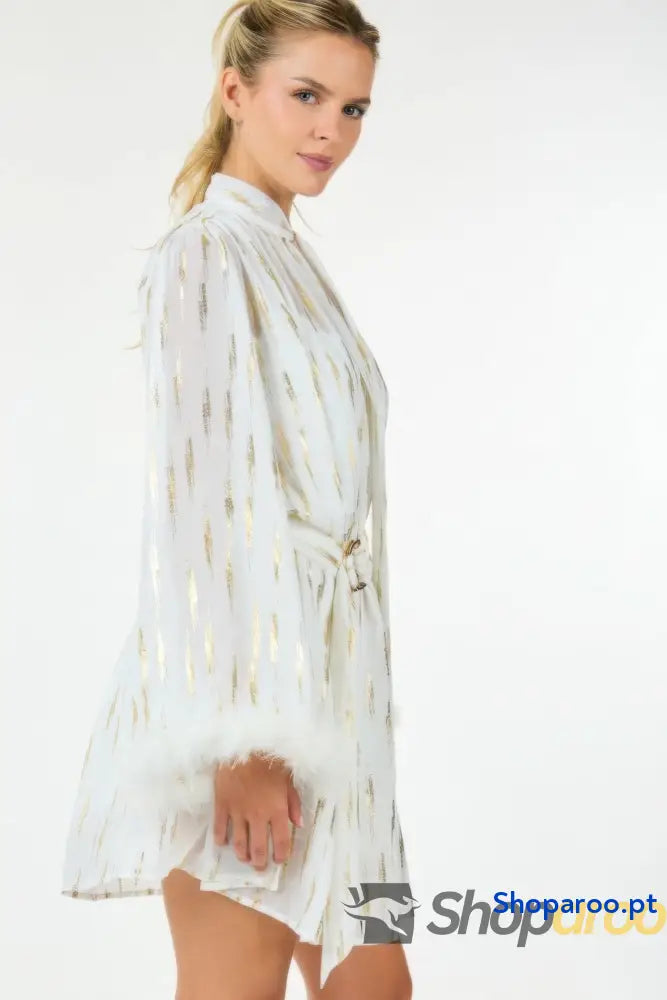 Vestido curto com estampado metálico