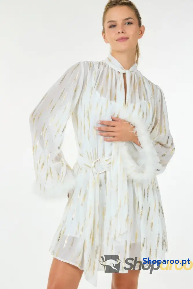 Vestido curto com estampado metálico em poliéster leve