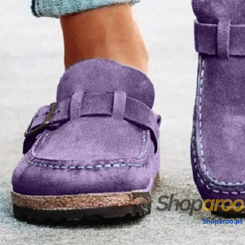 Mocassins de bico redondo e salto baixo com fivela