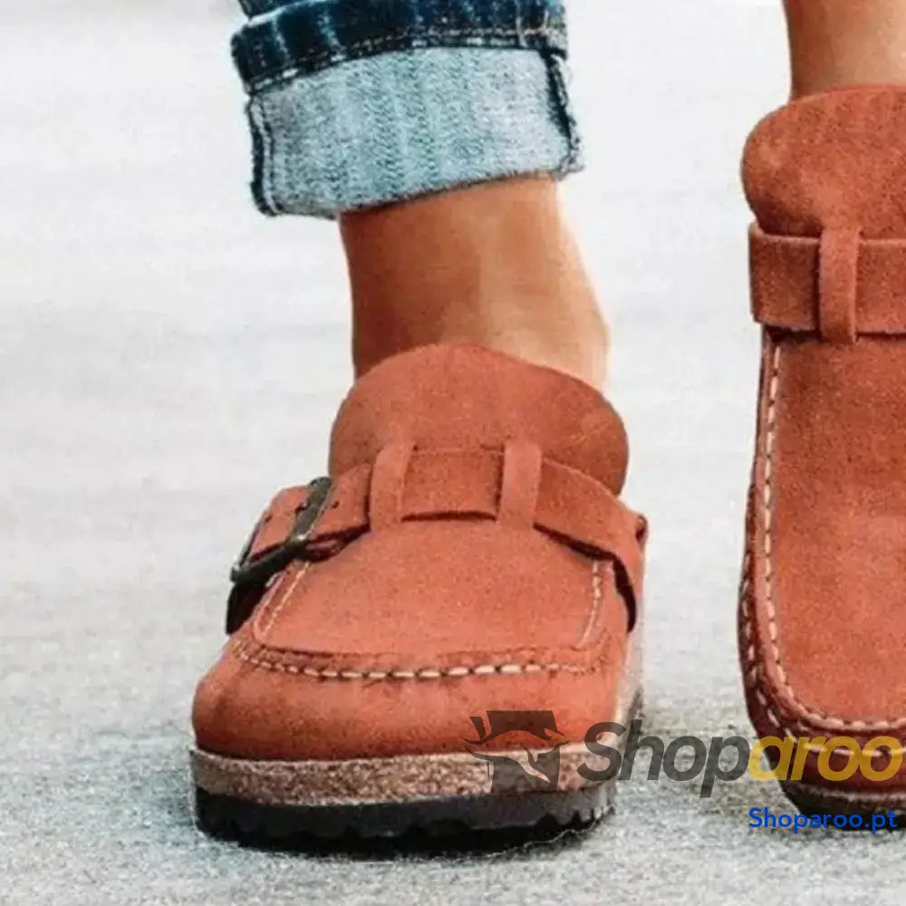 Mocassins de bico redondo e salto baixo com fivela