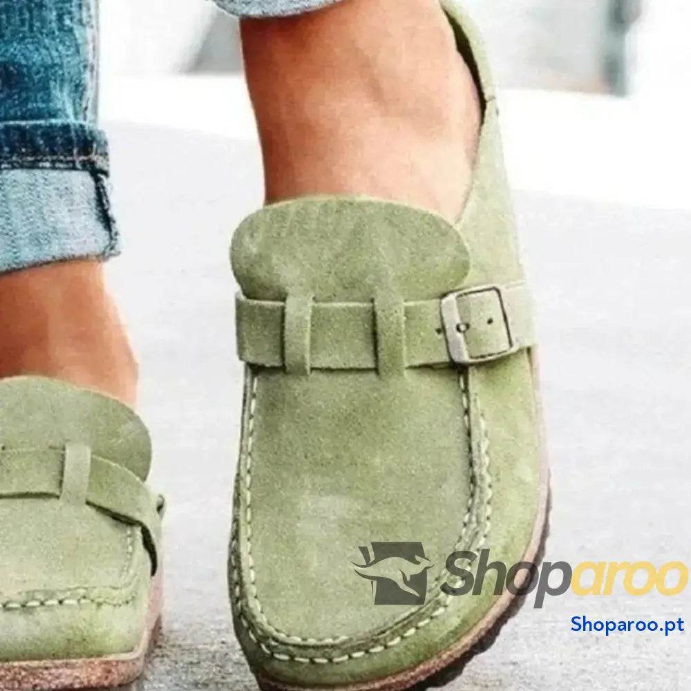 Mocassins de bico redondo e salto baixo com fivela