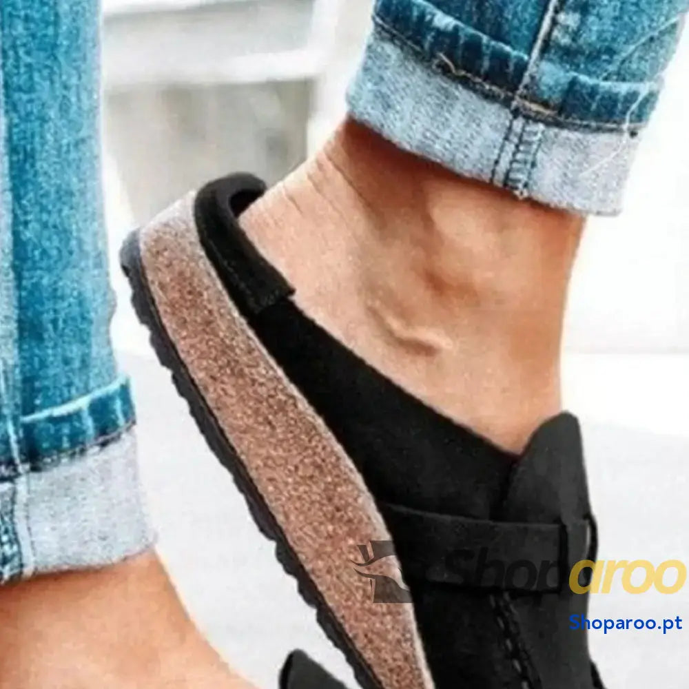 Mocassins de bico redondo e salto baixo com fivela