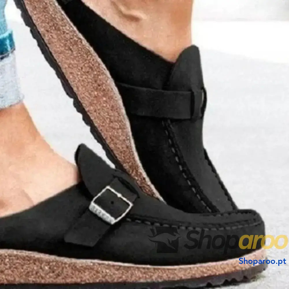 Mocassins de bico redondo e salto baixo com fivela