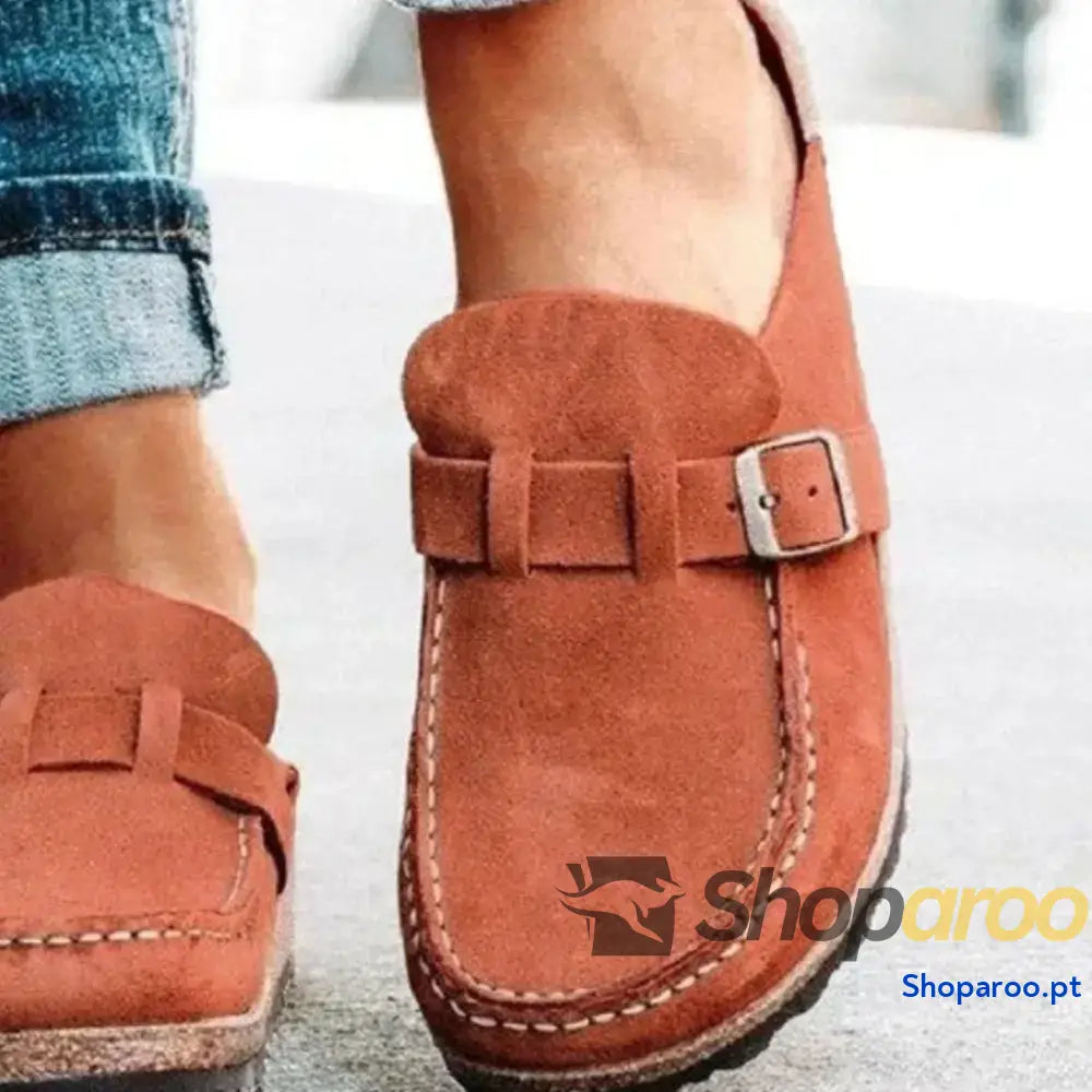 Mocassins de bico redondo e salto baixo com fivela