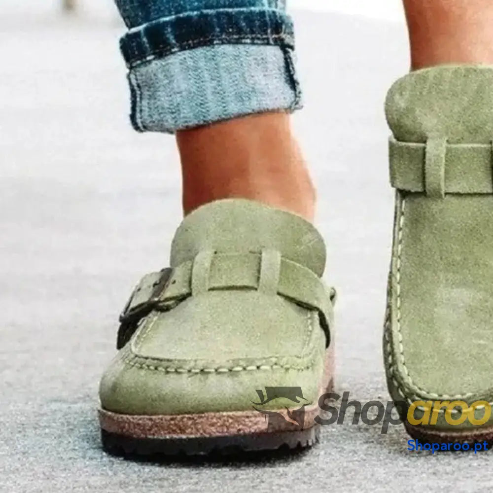 Mocassins de bico redondo e salto baixo com fivela