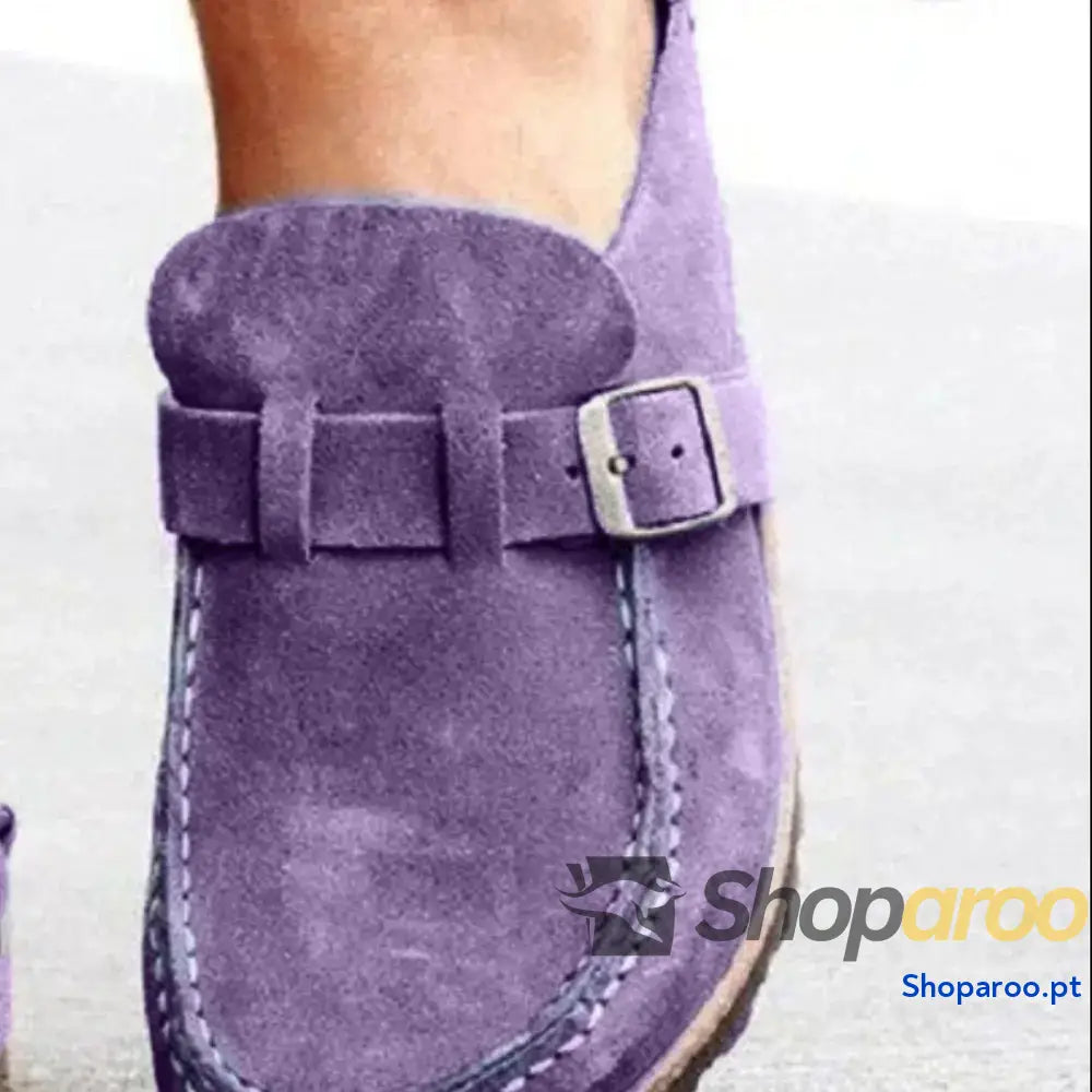 Mocassins de bico redondo e salto baixo com fivela