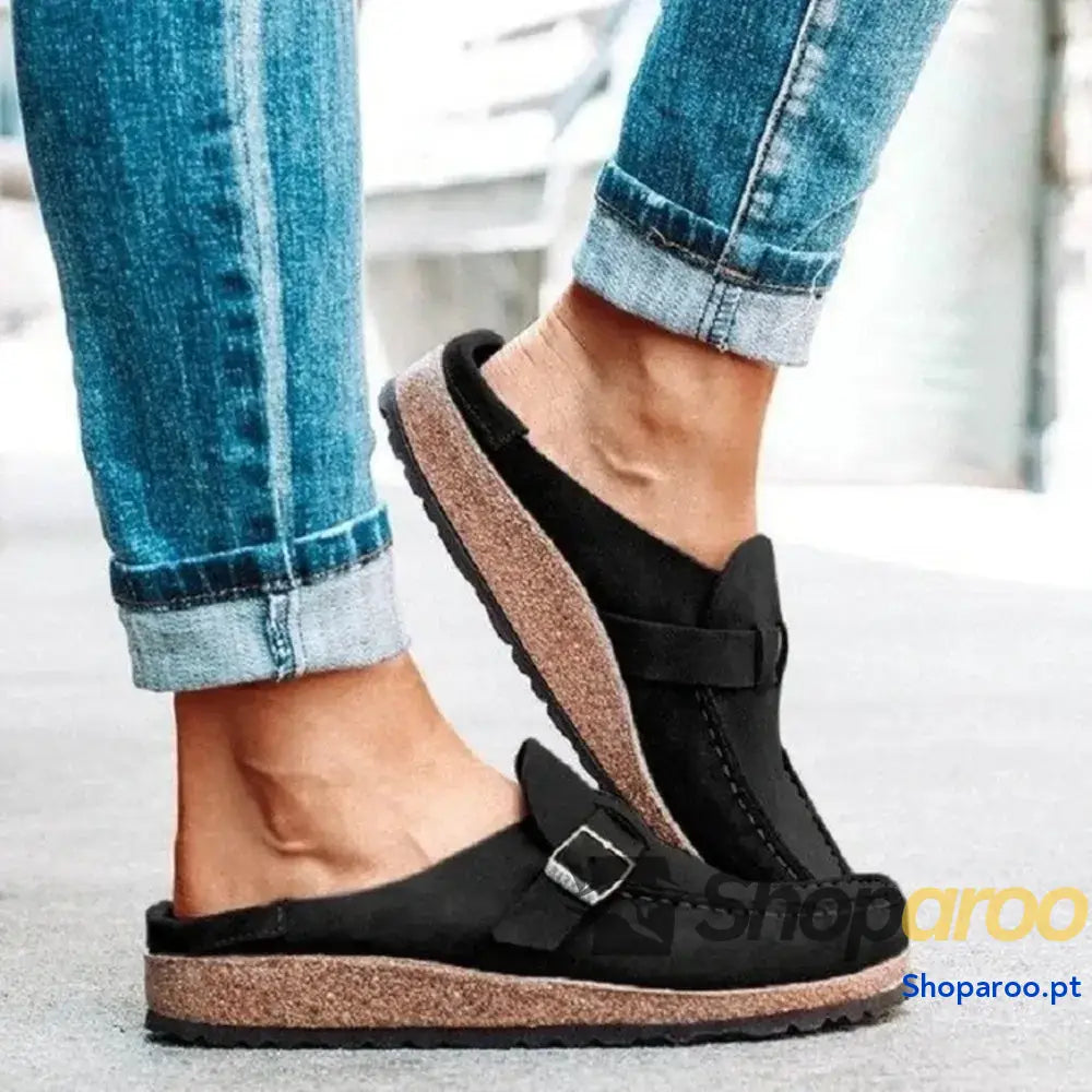 Mocassins de bico redondo e salto baixo com fivela