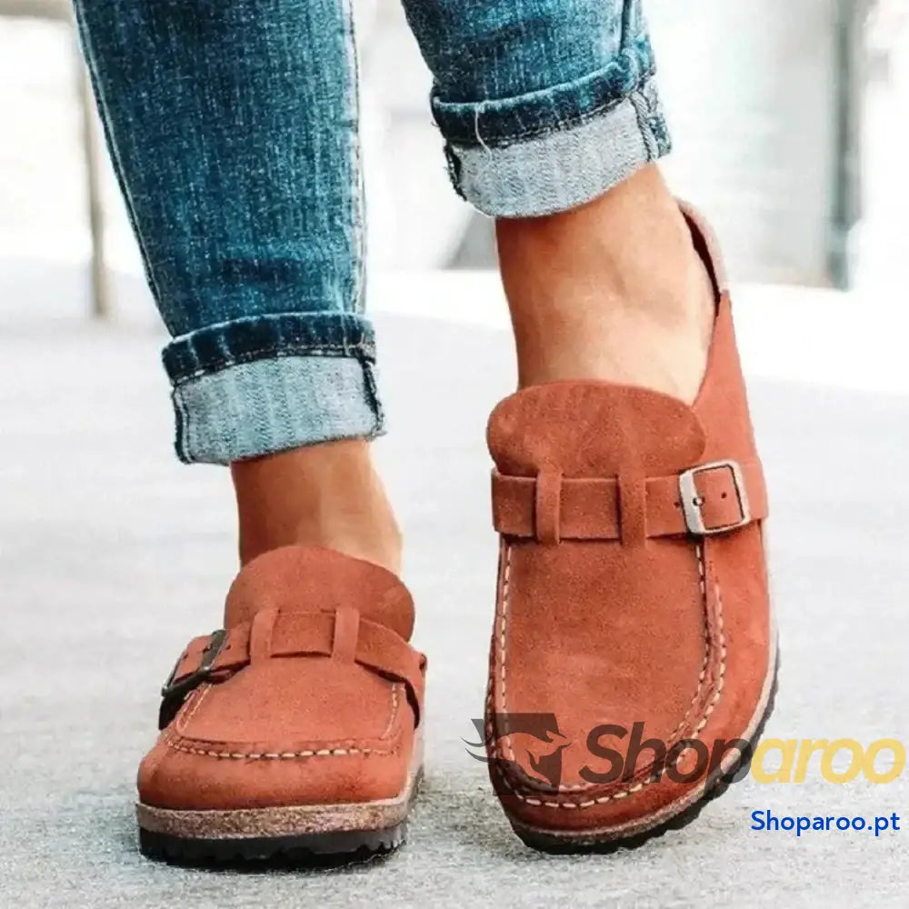 Mocassins de bico redondo e salto baixo com fivela