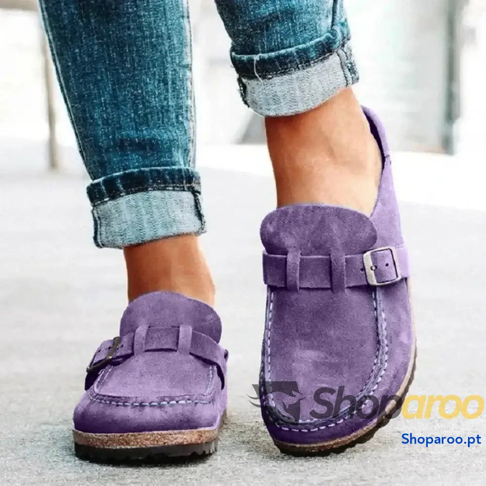 Mocassins de bico redondo e salto baixo com fivela