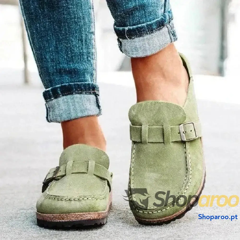 Mocassins de bico redondo e salto baixo com fivela