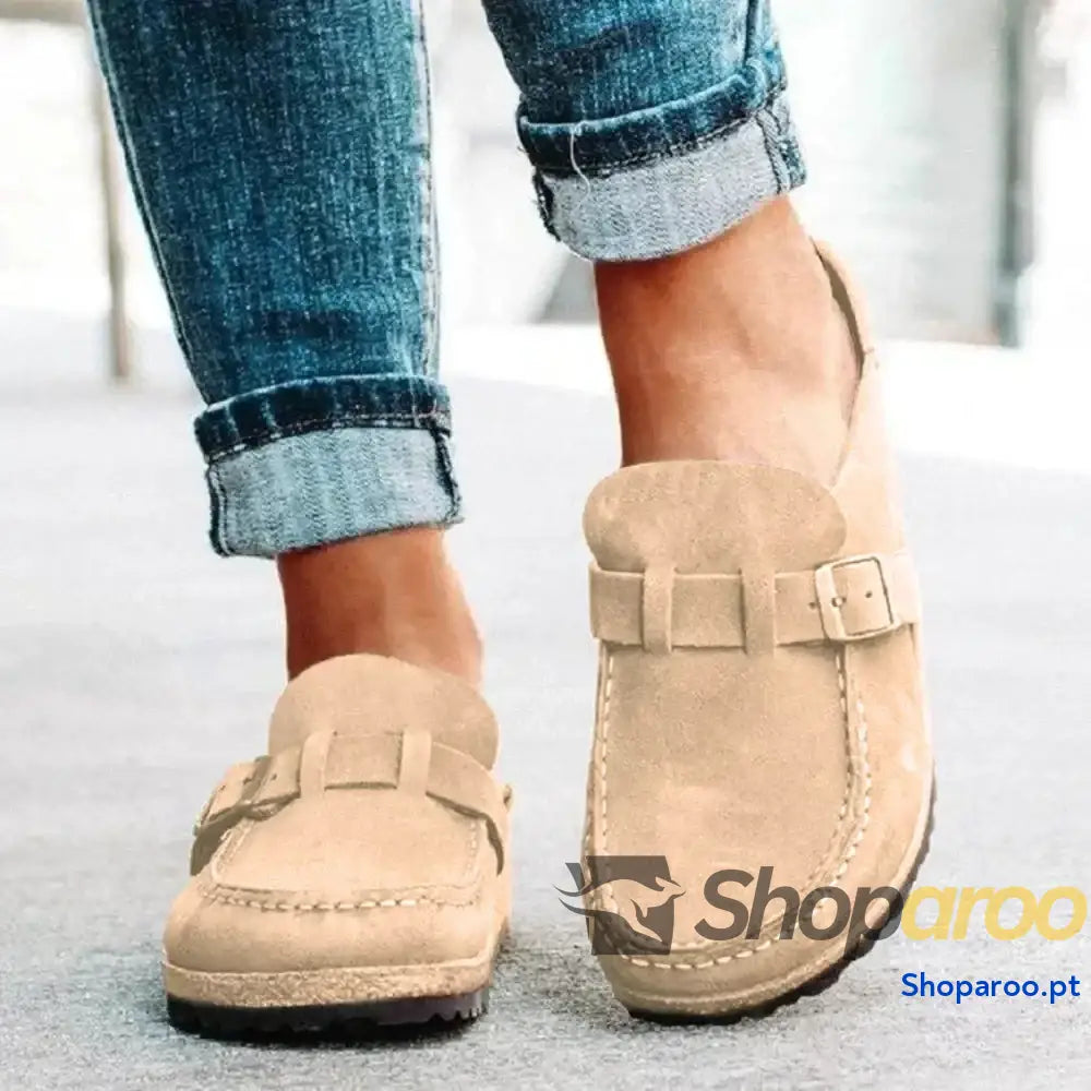Mocassins de bico redondo e salto baixo com fivela