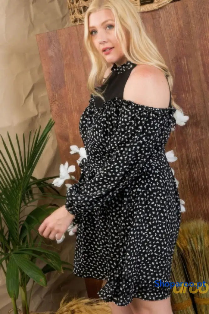 Vestido Plus Size com Padrão Leopardo e Ombros Vazados