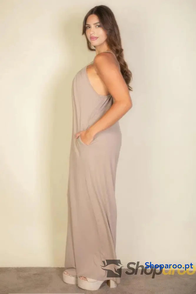 Macacão largo liso com alças finas e corte confortável