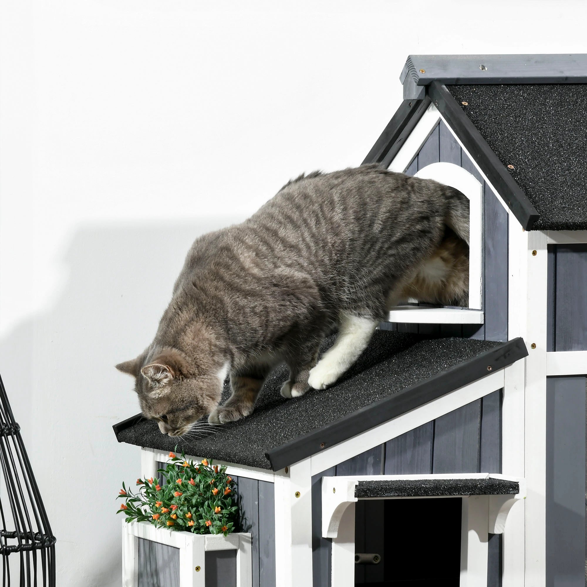 Casa para Gatos de Madeira com Suporte para Flores de 2 Níveis e Teto Asfáltico 96x65x85,5 cm Cinza