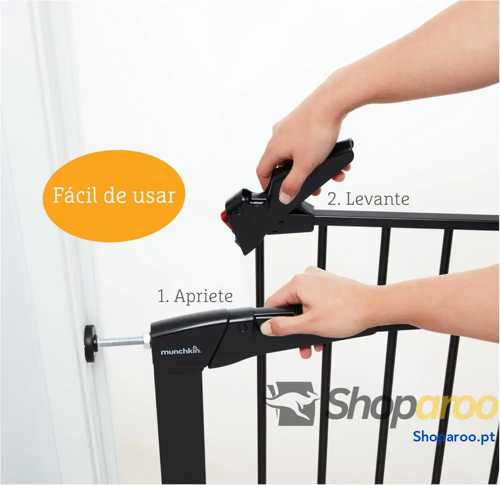 Porta de escada Munchkin segura para crianças pequenas e bebés porta ajuste pressão ou cães segurança 76 82 cm preto
