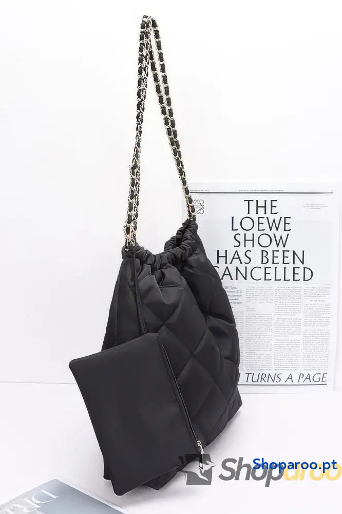 Bolsa de ombro com corrente em metal e nylon almofadado