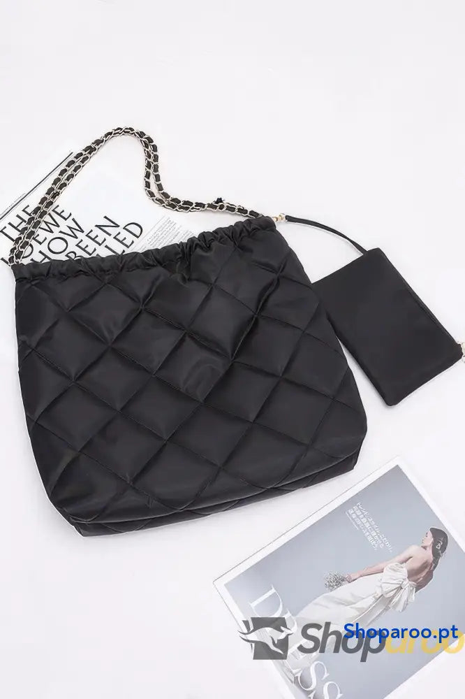 Bolsa de ombro com corrente em metal e nylon almofadado