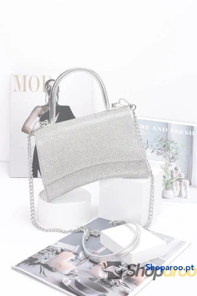 Bolsa com pala e alça superior em strass