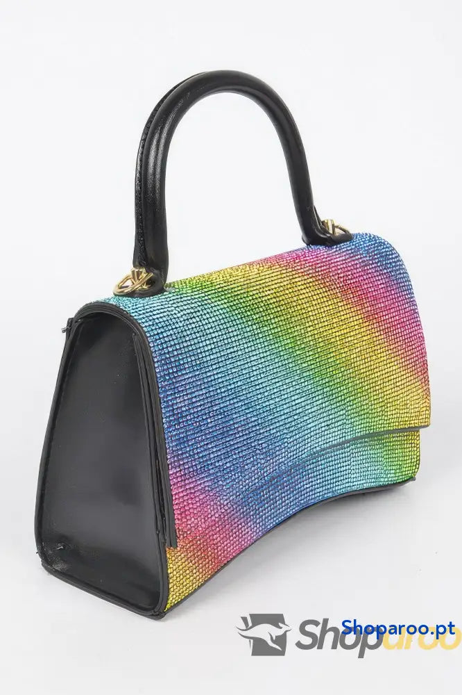 Bolsa com pala e alça superior em strass