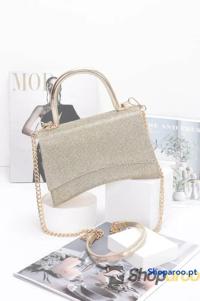 Bolsa com pala e alça superior em strass