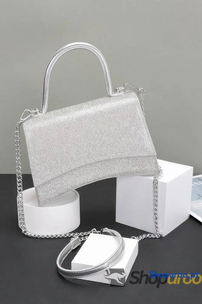 Bolsa com pala e alça superior em strass