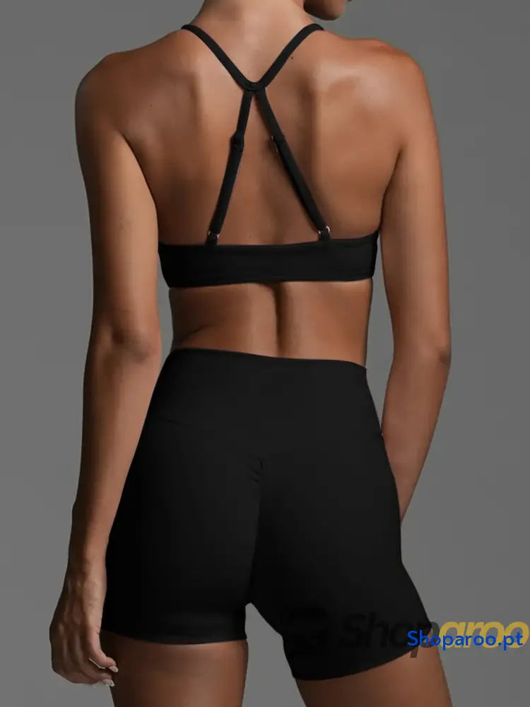 Conjunto desportivo com sutiã franzido e calções de cintura alta