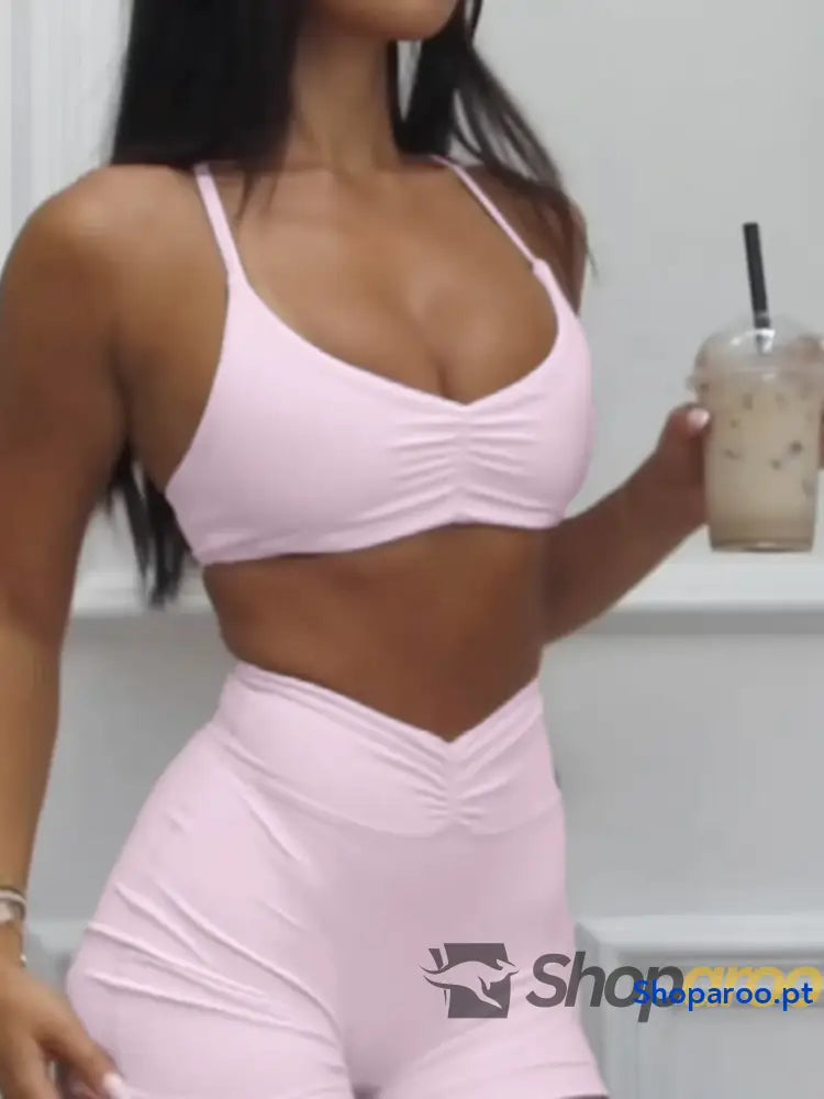 Conjunto desportivo com sutiã franzido e calções de cintura alta