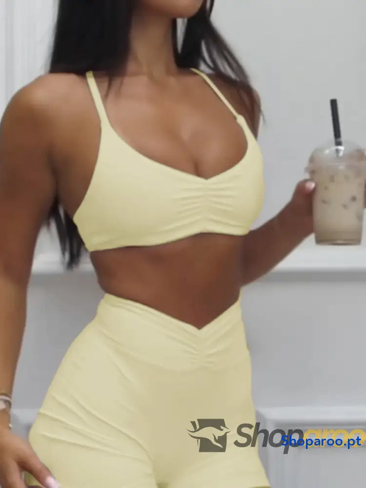 Conjunto desportivo com sutiã franzido e calções de cintura alta