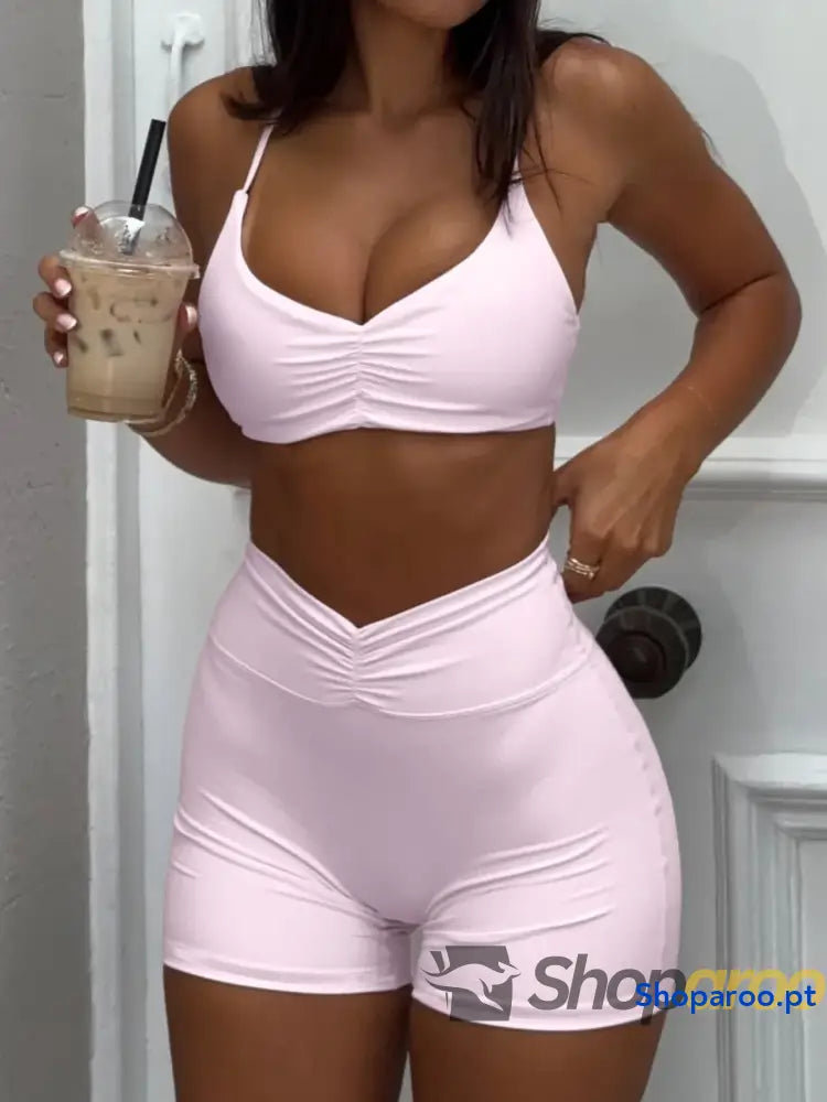 Conjunto desportivo com sutiã franzido e calções de cintura alta
