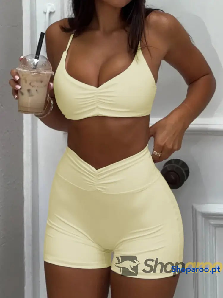 Conjunto desportivo com sutiã franzido e calções de cintura alta