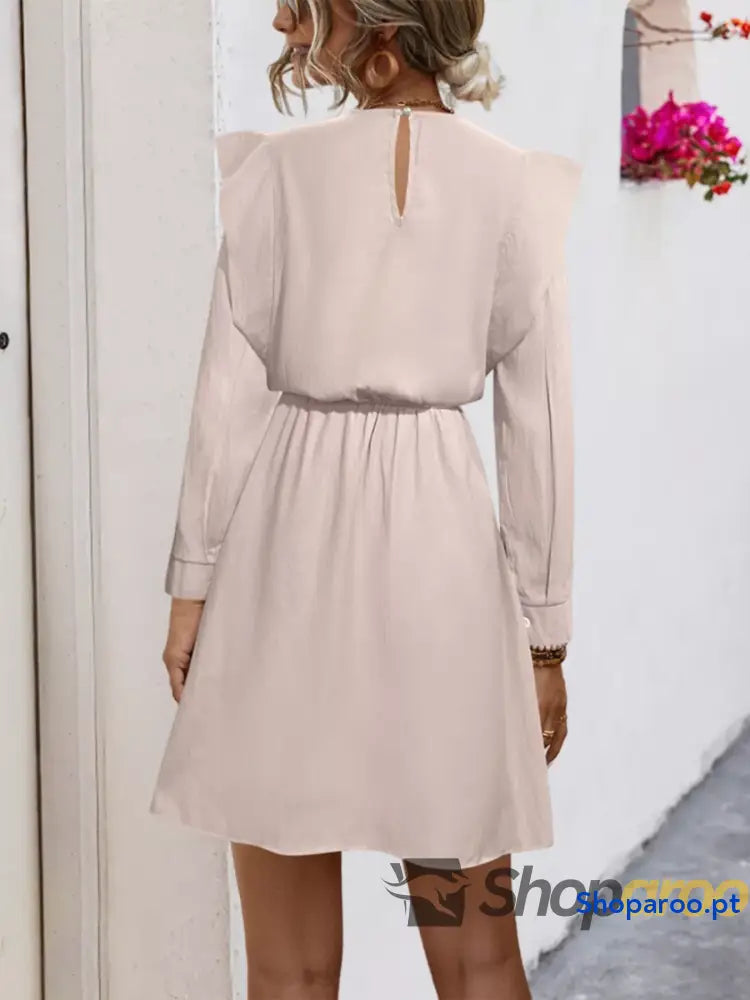 Vestido curto de manga comprida com folhos