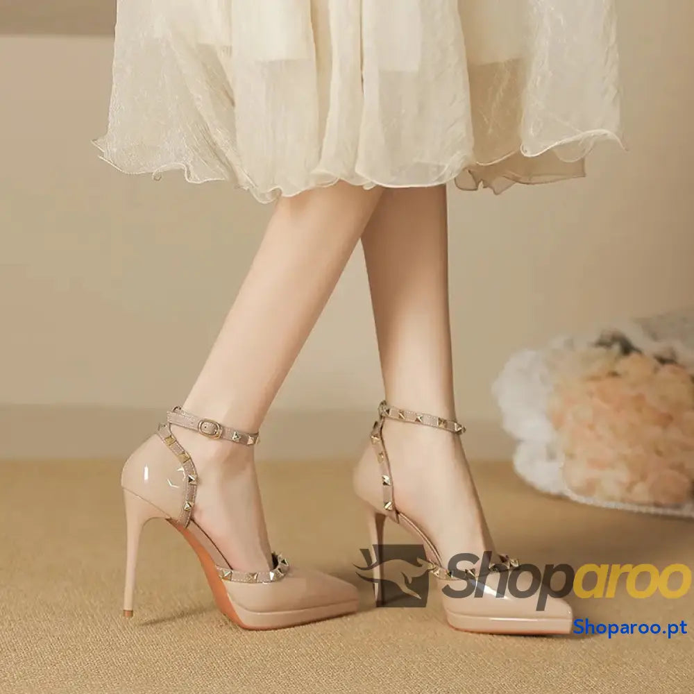 Sapatos de salto agulha com tira no tornozelo e decoração rebites