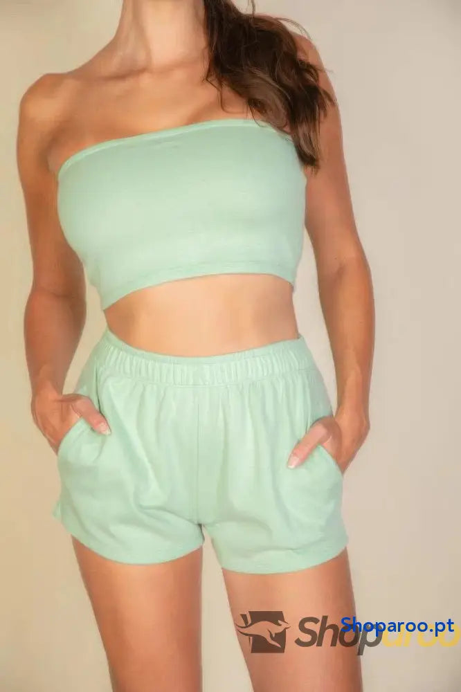 Conjunto de duas peças de top e calções de cor sólida simples