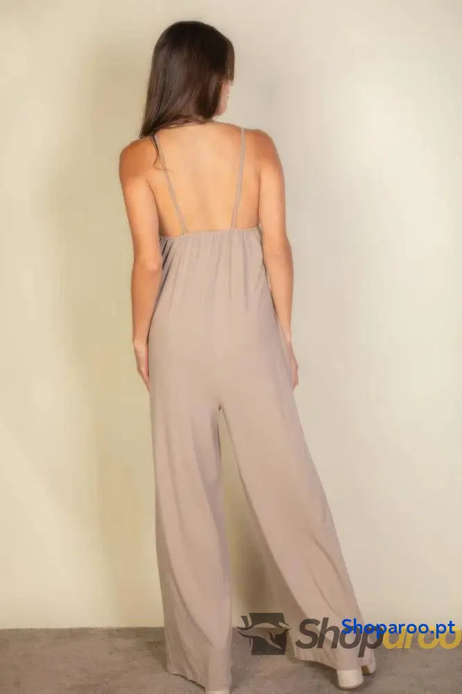 Macacão Largo com Alças Finas e Acabamento Liso