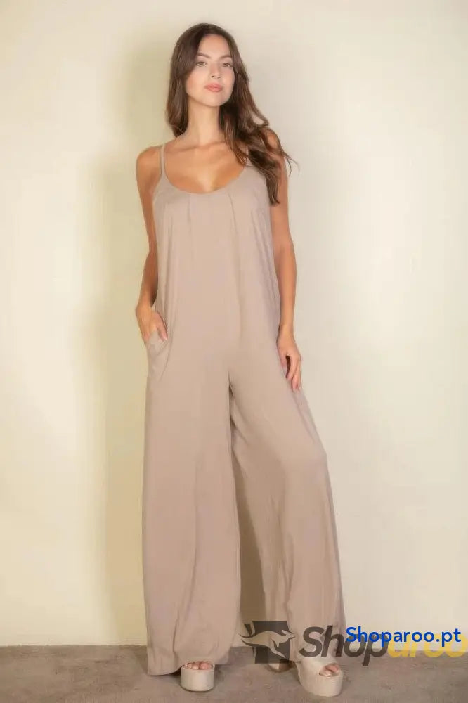 Macacão largo liso com alças finas