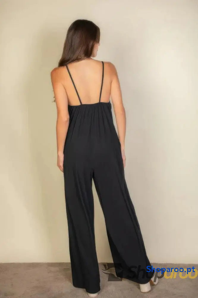 Macacão largo liso com alças finas e conforto em jersey elástico