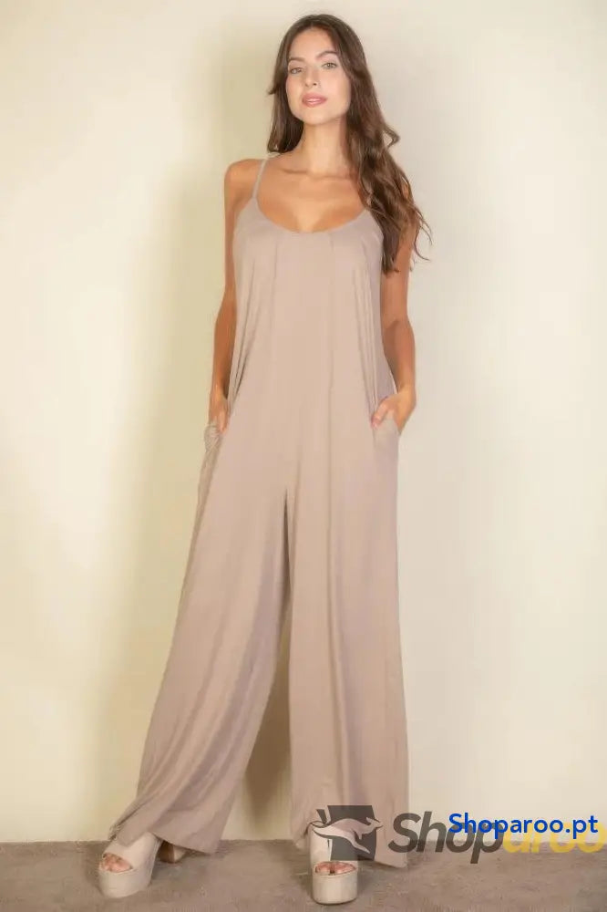 Macacão Largo com Alças Finas e Acabamento Liso