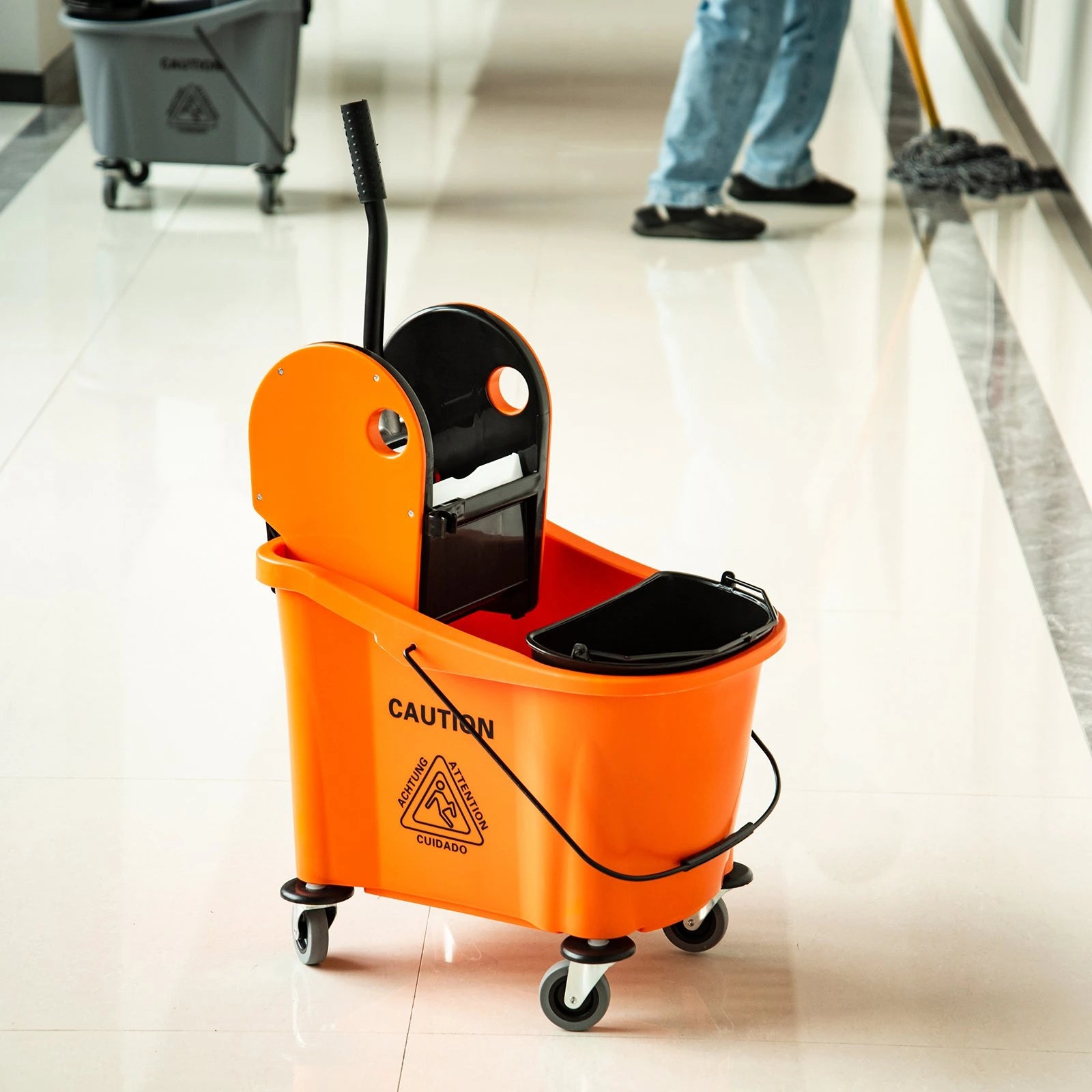 Balde para esfregona comercial com espremedor 36L laranja