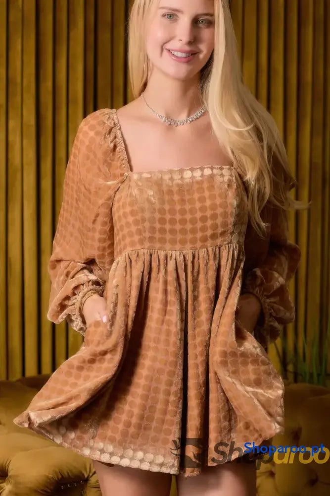 Macacão fluido em veludo com decote quadrado e manga comprida