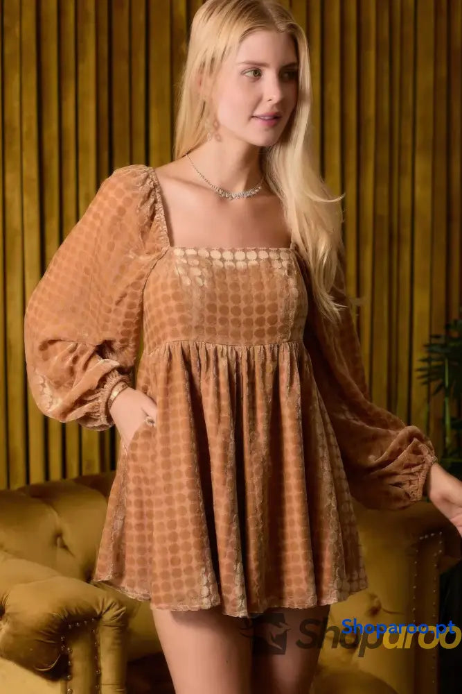 Macacão fluido em veludo com decote quadrado e manga comprida