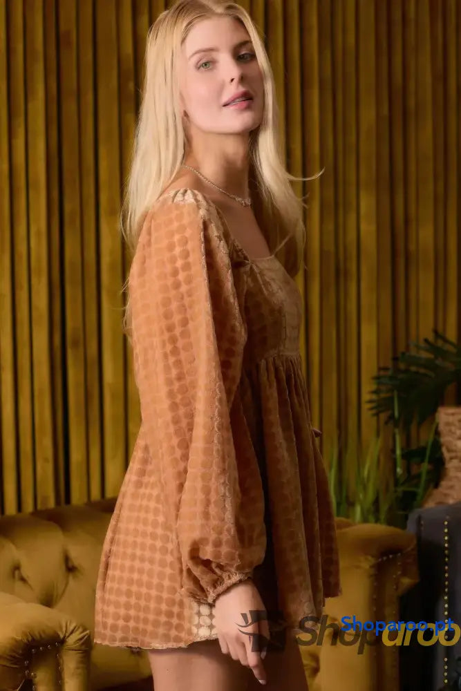 Macacão fluido em veludo com decote quadrado e manga comprida