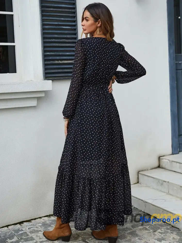 Vestido bordado com decote em V e manga comprida