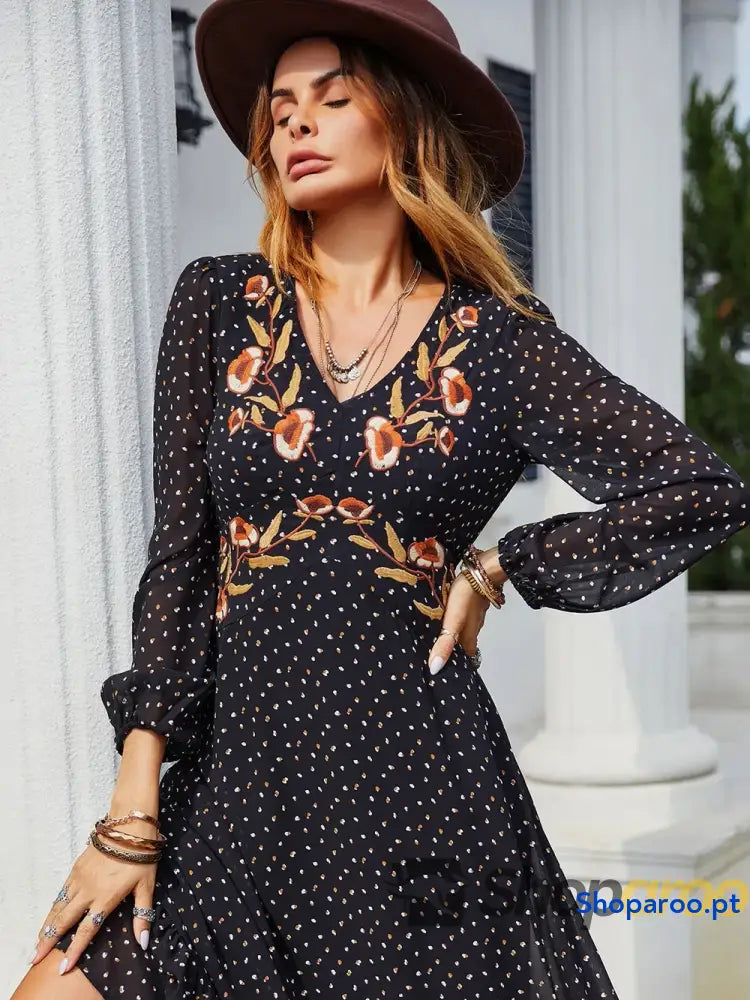 Vestido bordado com decote em V e manga comprida