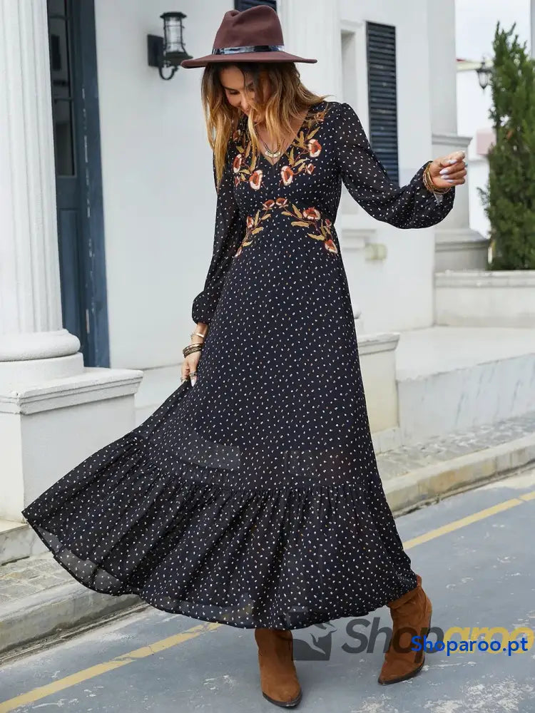 Vestido bordado com decote em V e manga comprida